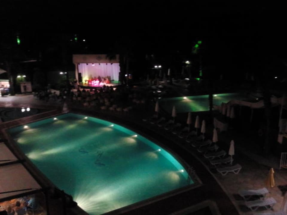 Und nochmal bei Nacht Royal Atlantis Beach Hotel