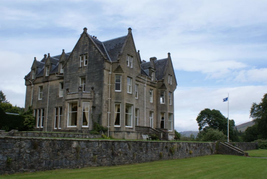 Hotel vom Park her gesehen Hotel Glengarry Castle