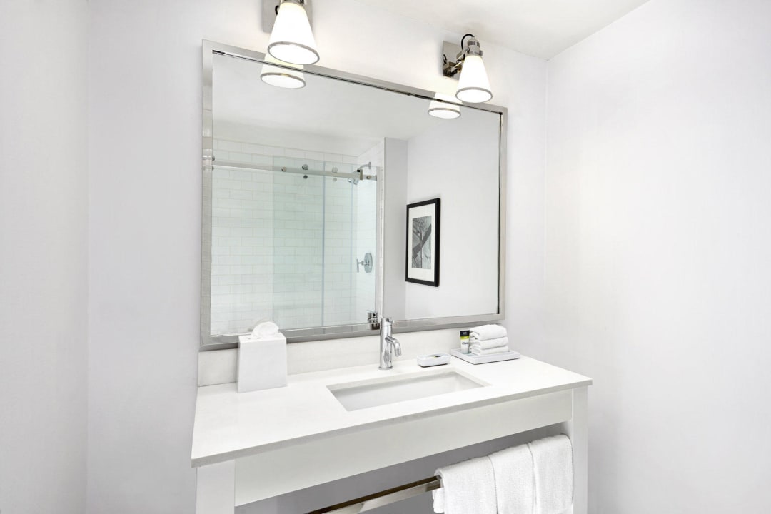 Traditiona Room  Bathroom  Hotel Four Points by Sheraton Vancouver Airport