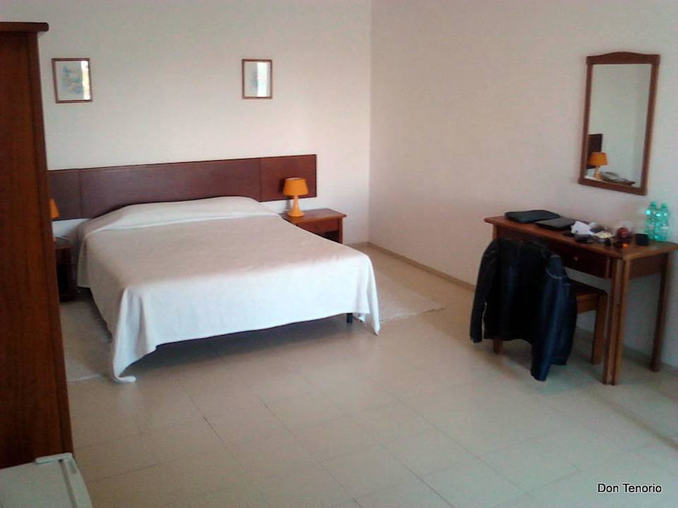 Bett und Schreibplatz Hotel Don Tenorio