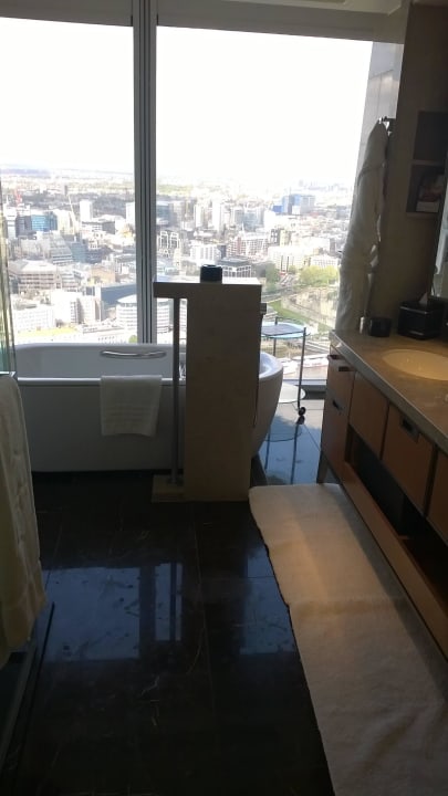 Blick vom Flur ins Bad Shangri-La Hotel, At The Shard, London