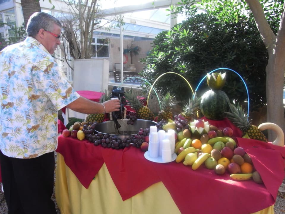 Weinausschenkung am Touristentag Valentin Somni Hotel & Suites