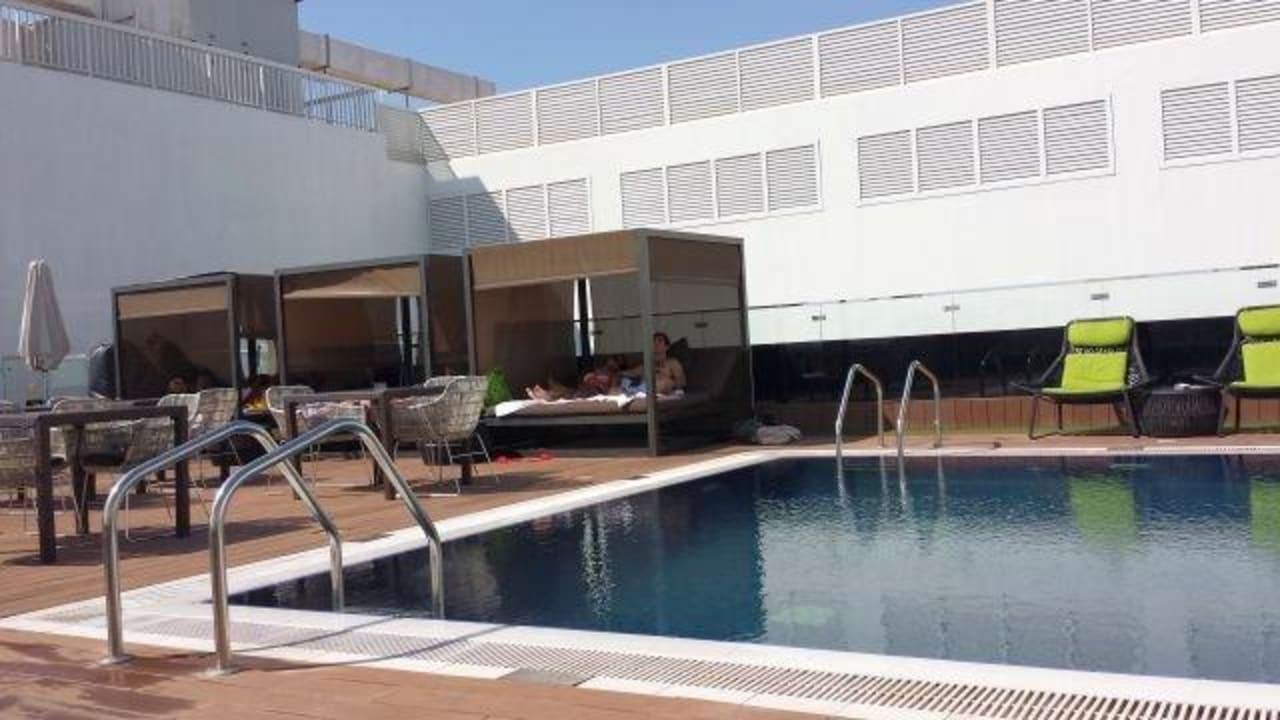 Pool auf dem Dach The Canvas Hotel Dubai MGallery By Sofitel