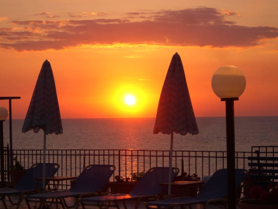 Sonnenuntergang vom Pool aus gesehen Hotel Anaxos Hill Village