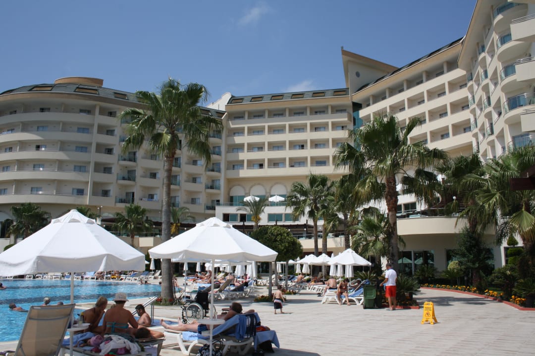 Blick auf das Hotel vom Pool aus Saphir Resort & Spa