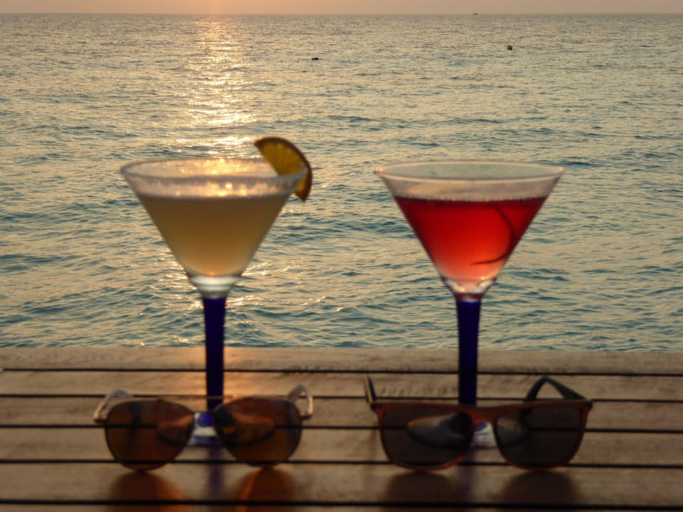 Sonnenuntergang mit tollen Drinks an der VIU Bar Centara Ras Fushi Resort & Spa Maldives