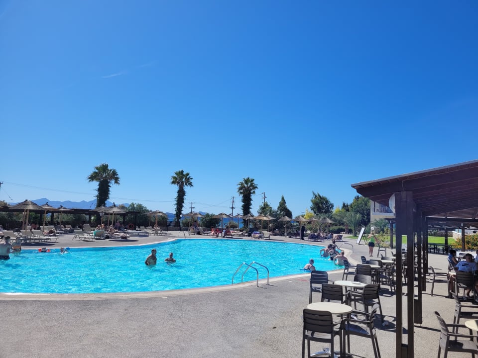 Pool Grand Blue Beach Hotel
