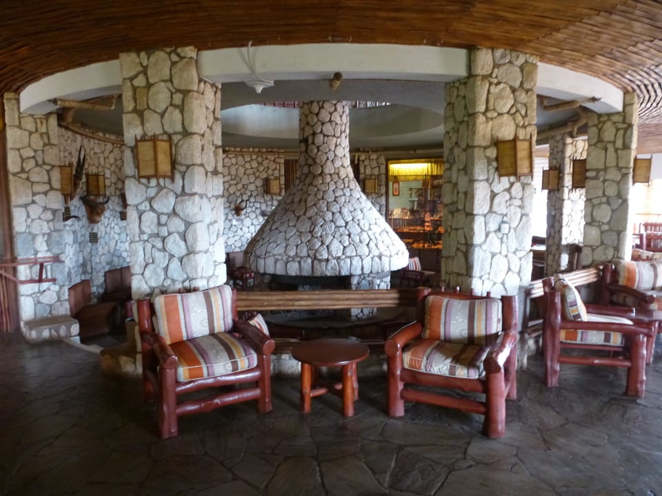 Sitzmöglichkeiten im Untergeschoss Salt Lick Safari Lodge