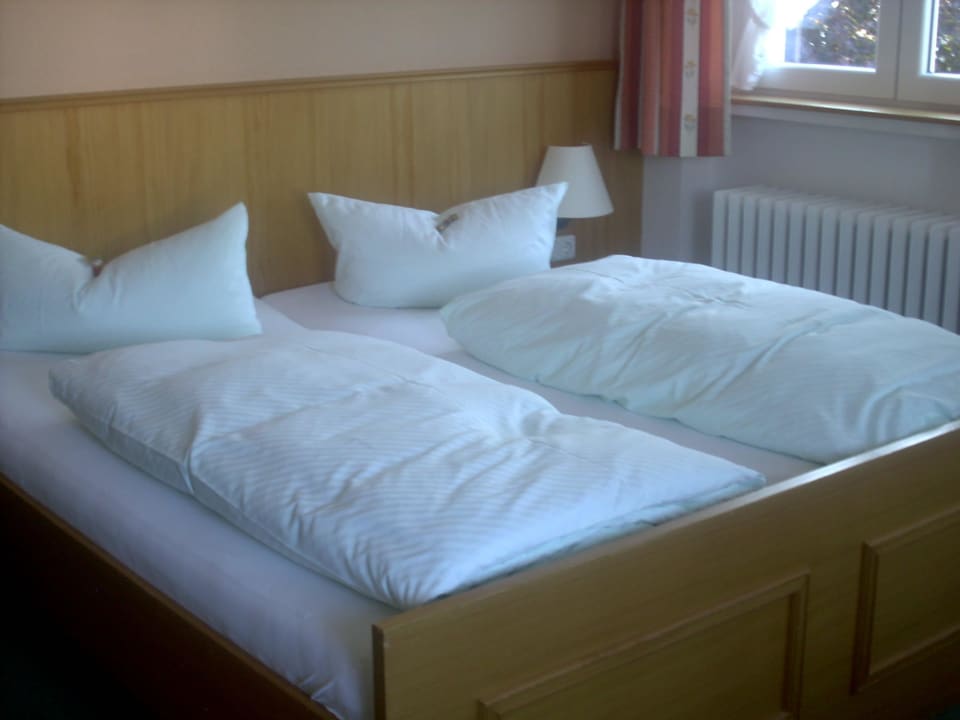 Doppelbett im Standardzimmer Hotel Bellevue