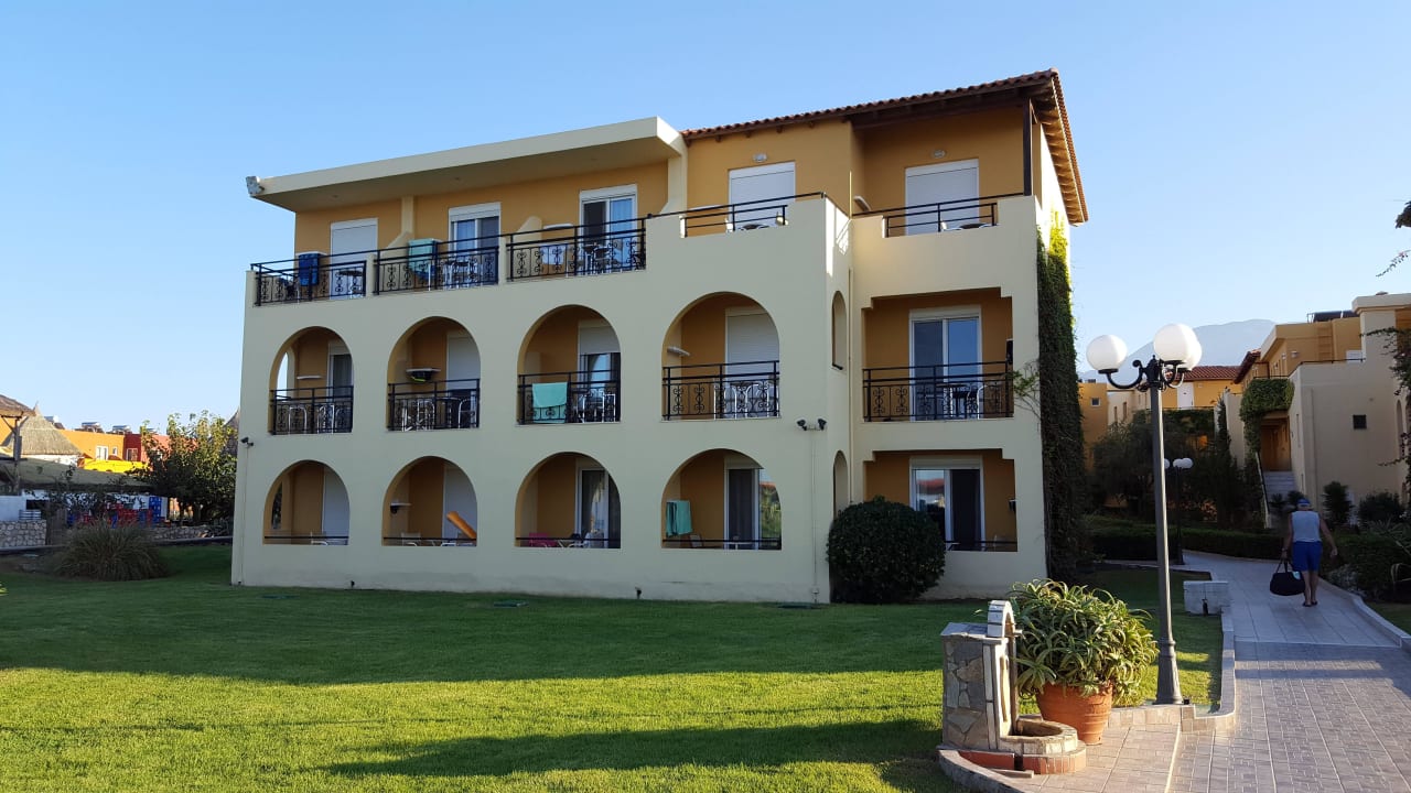 Hotelgebäude Vantaris Luxury Beach Resort