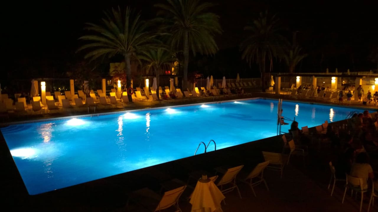 Oberer Pool bei Nacht Cala Llenya Resort Ibiza