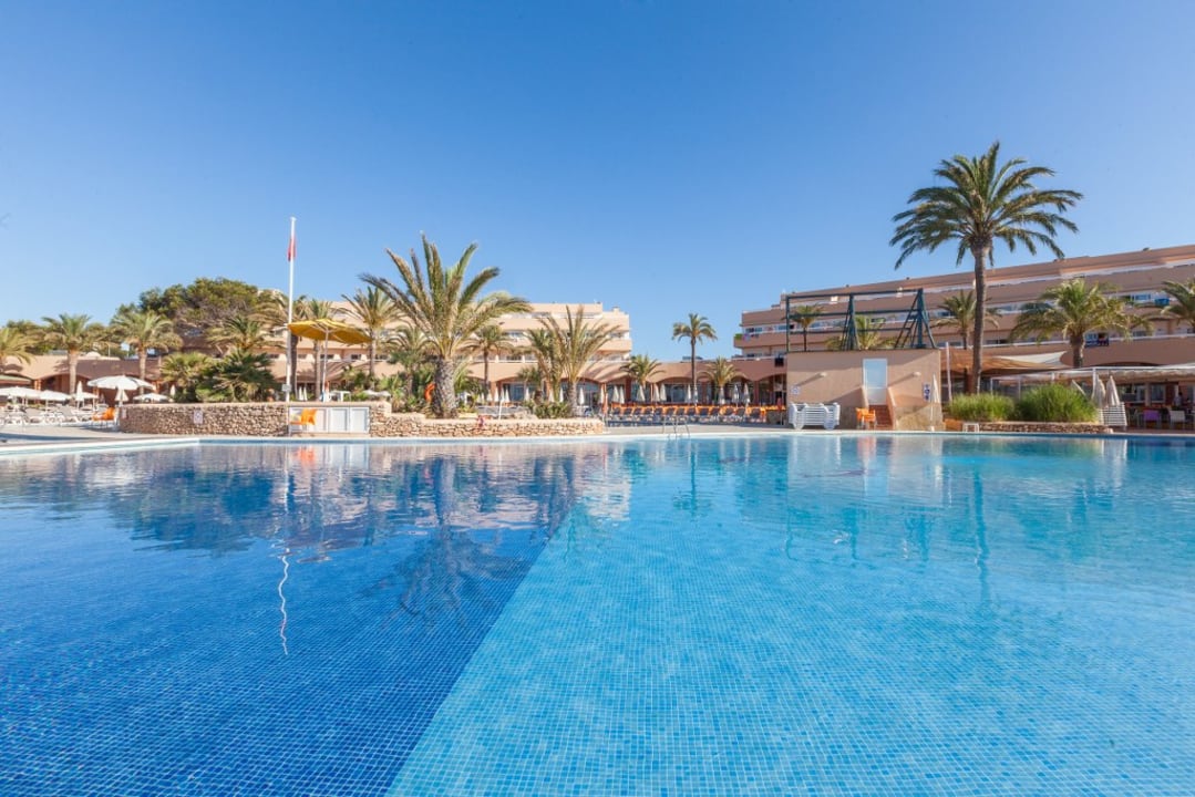 Pool Sirenis Seaview Country Club