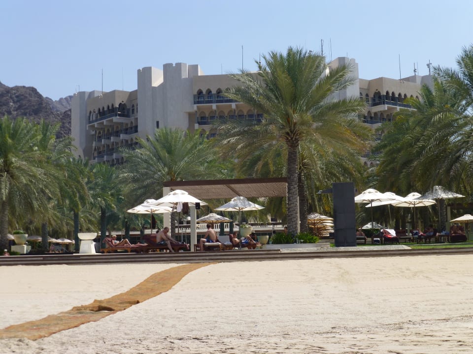 Blick vom Meer auf das Hotel Al Bustan Palace - A Ritz-Carlton Hotel