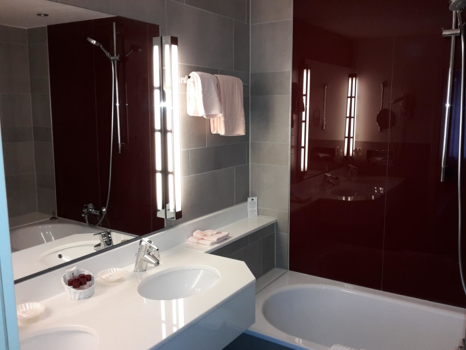 Badezimmer,  Badewanne mit TV Hotel zum Adler