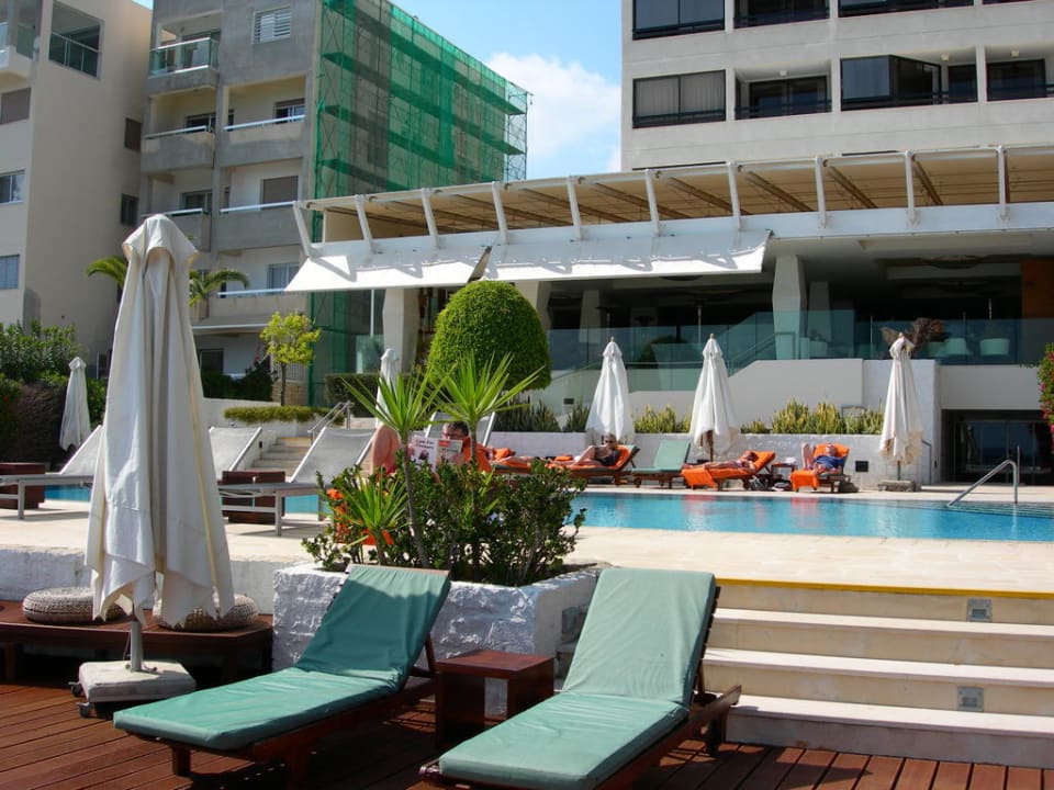 Pool und Liegen Hotel Londa
