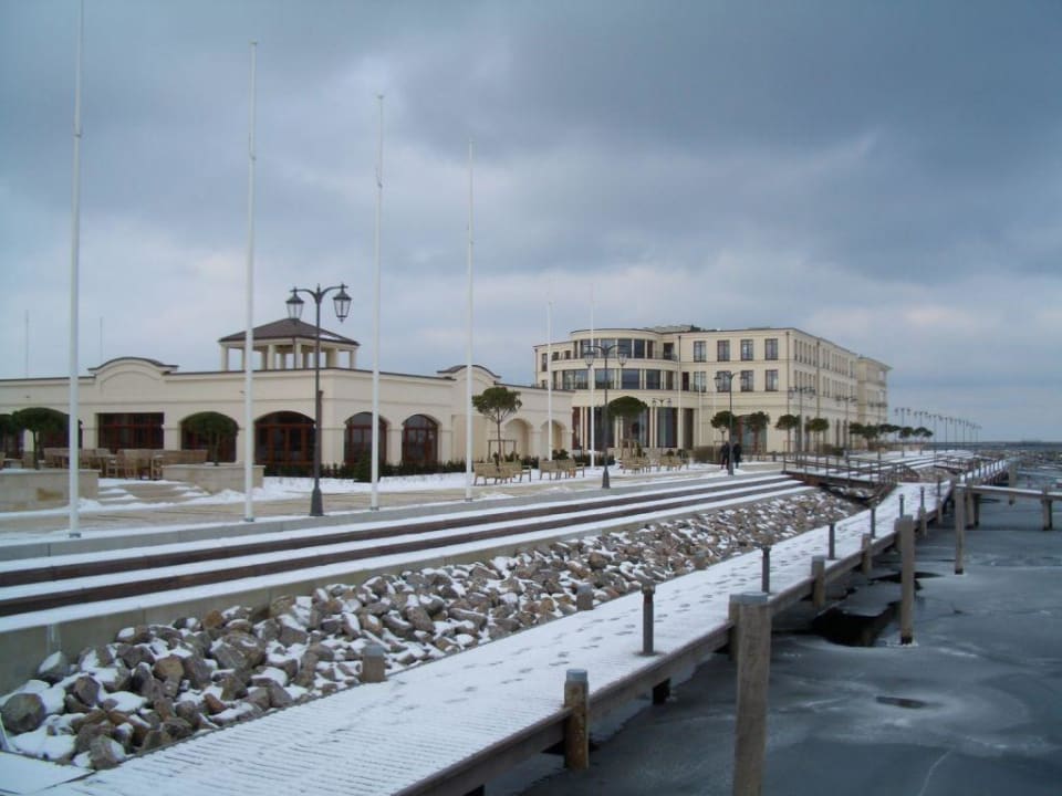 Blick vom Yachthafen auf das Hotel Hotel Yachthafenresidenz Hohe Düne