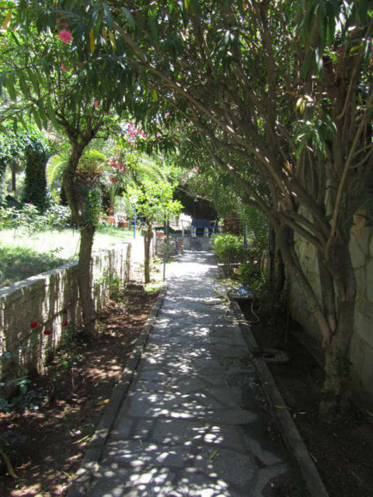 Weg zur Taverne Haus des Gartens / Pension Nikos