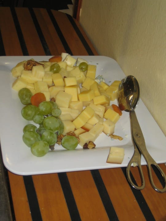 Kleiner Käseteller zu Beginn Wellness Hotel Apollo - LifeClass Hotels & Spa