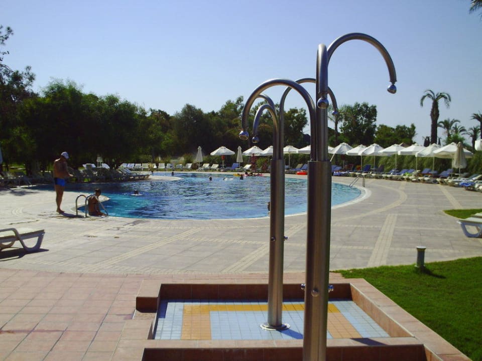 Pool mit Duschen Sueno Hotels Beach Side