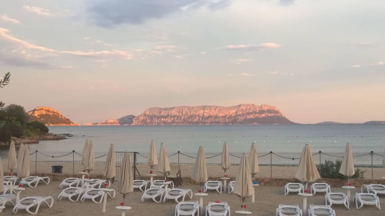 Liegen und Sonnenschirm inbegriffen Hotel Resort & Spa Baia Caddinas