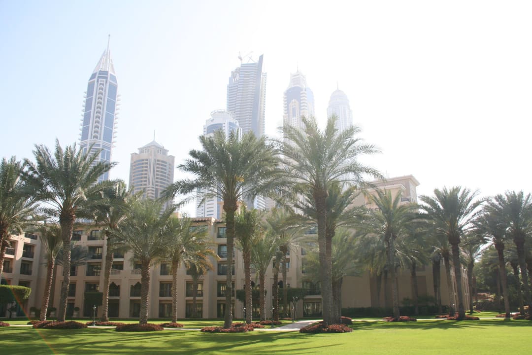 Blick vom Garten Richtung Hochhäuser One&Only Royal Mirage Resort Dubai at Jumeirah Beach