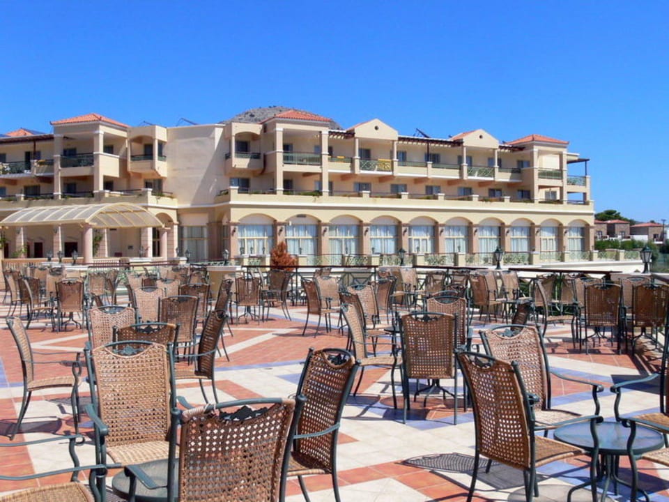 von der Barterrasse zum Haupthaus Lindos Princess Beach Resort & Spa