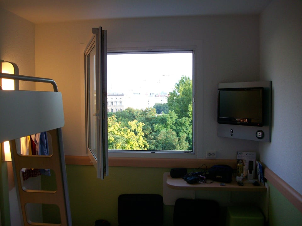 Blick in einen Park  ibis budget Berlin City Potsdamer Platz