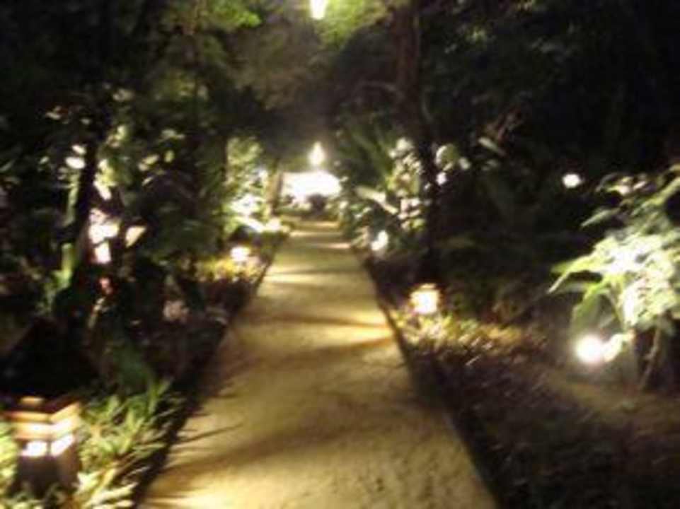 Eingangsbereich bei Nacht Le Paradis Boutique Resort & Spa