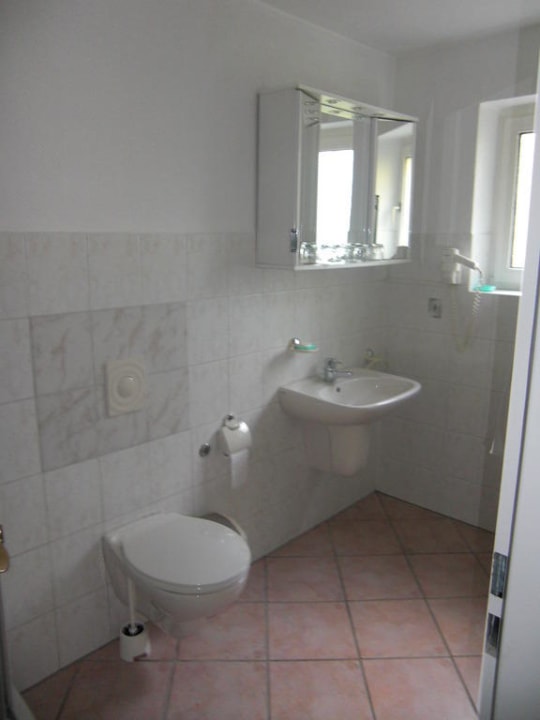 Bad im Familienzimmer Hotel zur Heideblüte