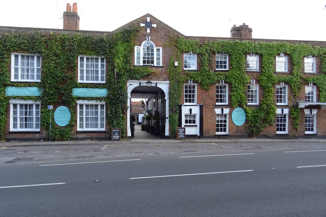 Hotelfront von vorne Hotel The Talbot Inn