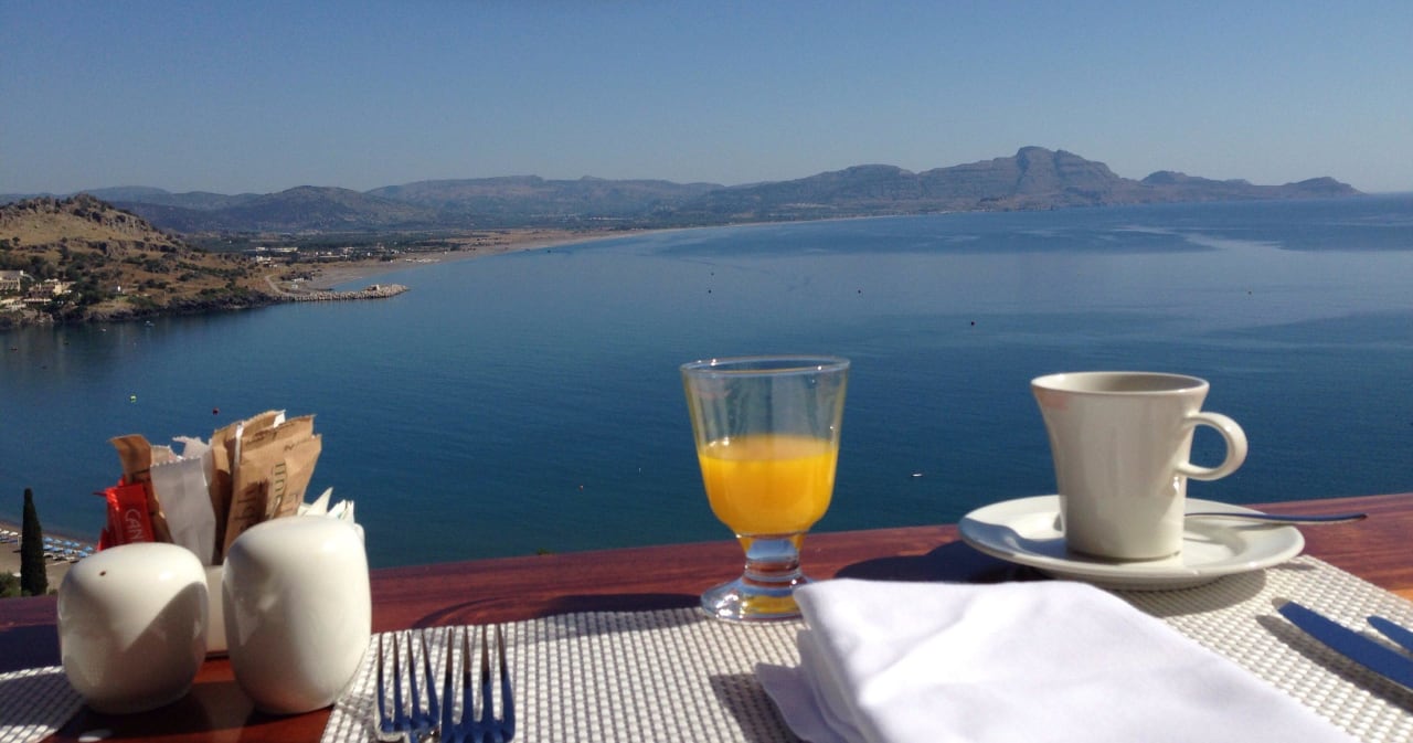 Blick beim Frühstück Lindos Blu, Luxury Hotel & Suites - Adults only
