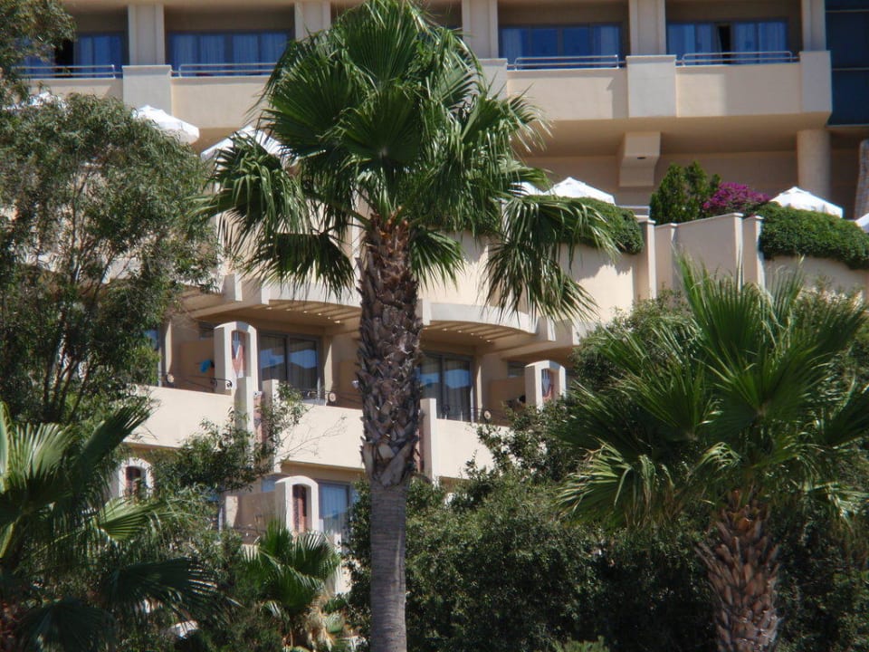 Blick vom Strand auf das Hotel Melas Resort Hotel