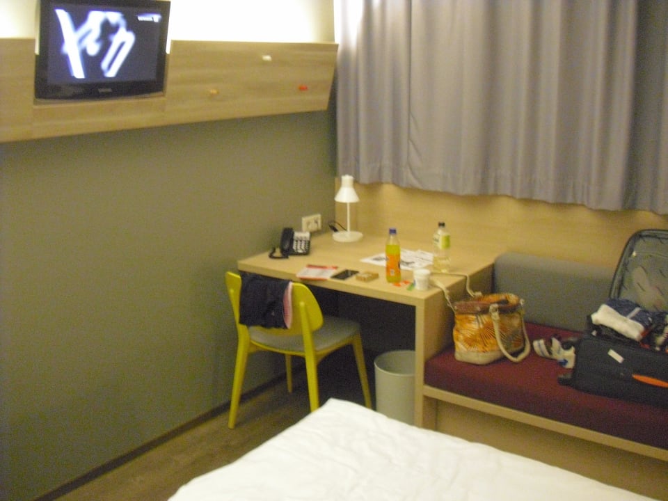 TV + Tisch etc MEININGER Hotel Berlin Airport