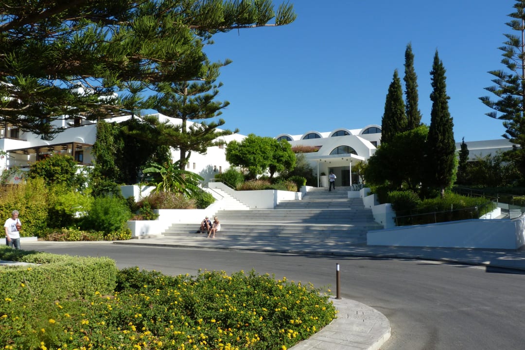 Schöner Hoteleingang TUI BLUE Oceanis Beach and Spa Resort