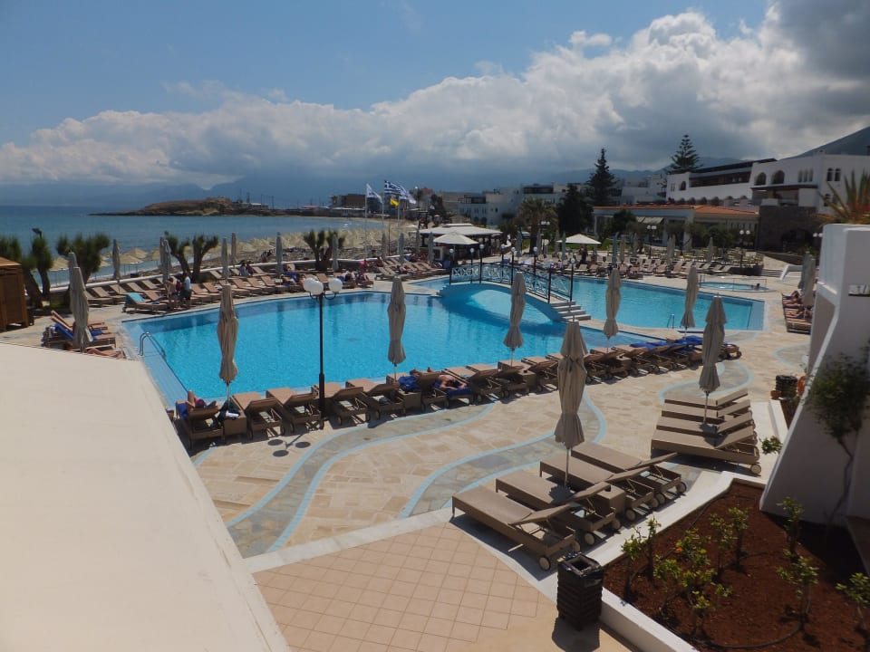 Blick aus dem Gartenbereich Creta Maris Resort