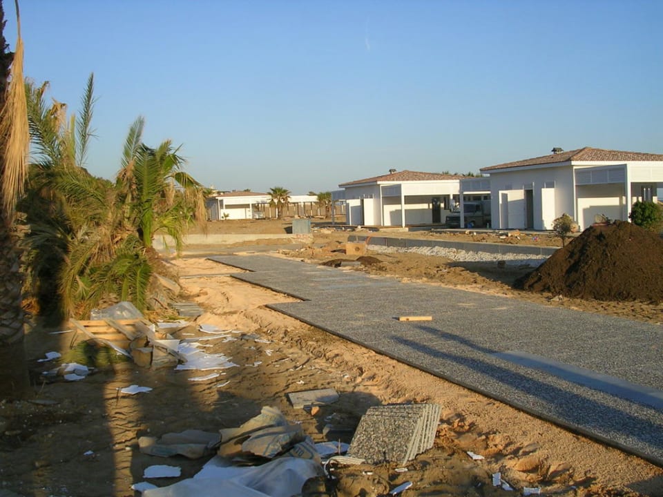Bau der Strandpromenade durch die ehemalige Gartenanlage Bella Resort & Spa