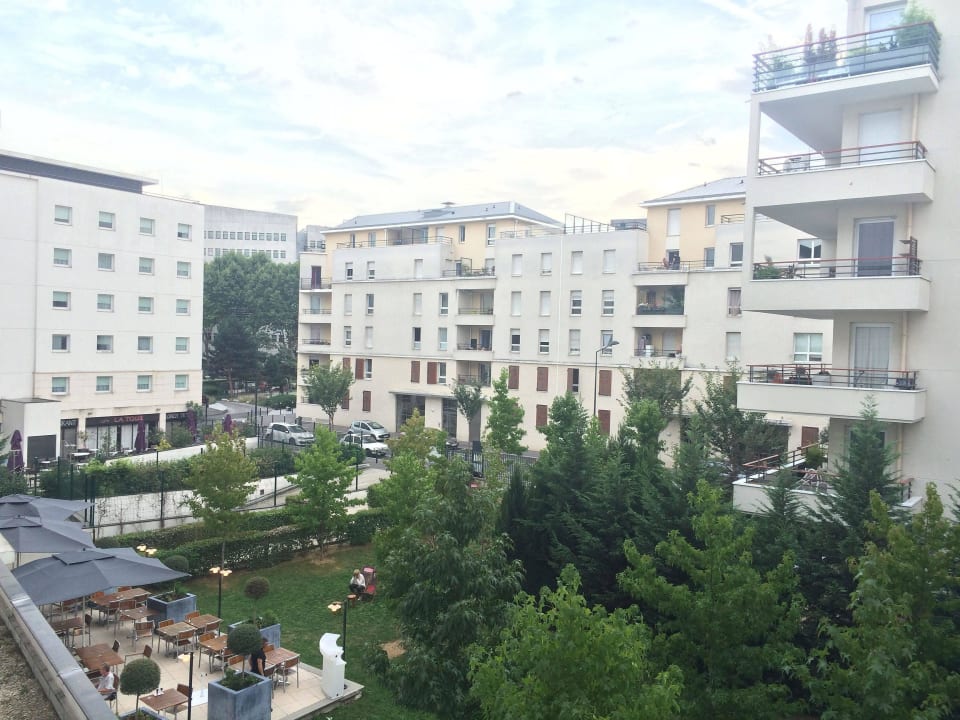 Widok z okna pokoju Hotel Courtyard by Marriott Paris Saint Denis