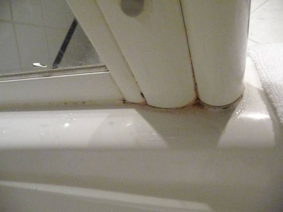 Schimmel in der Wannendusche Hotel De France