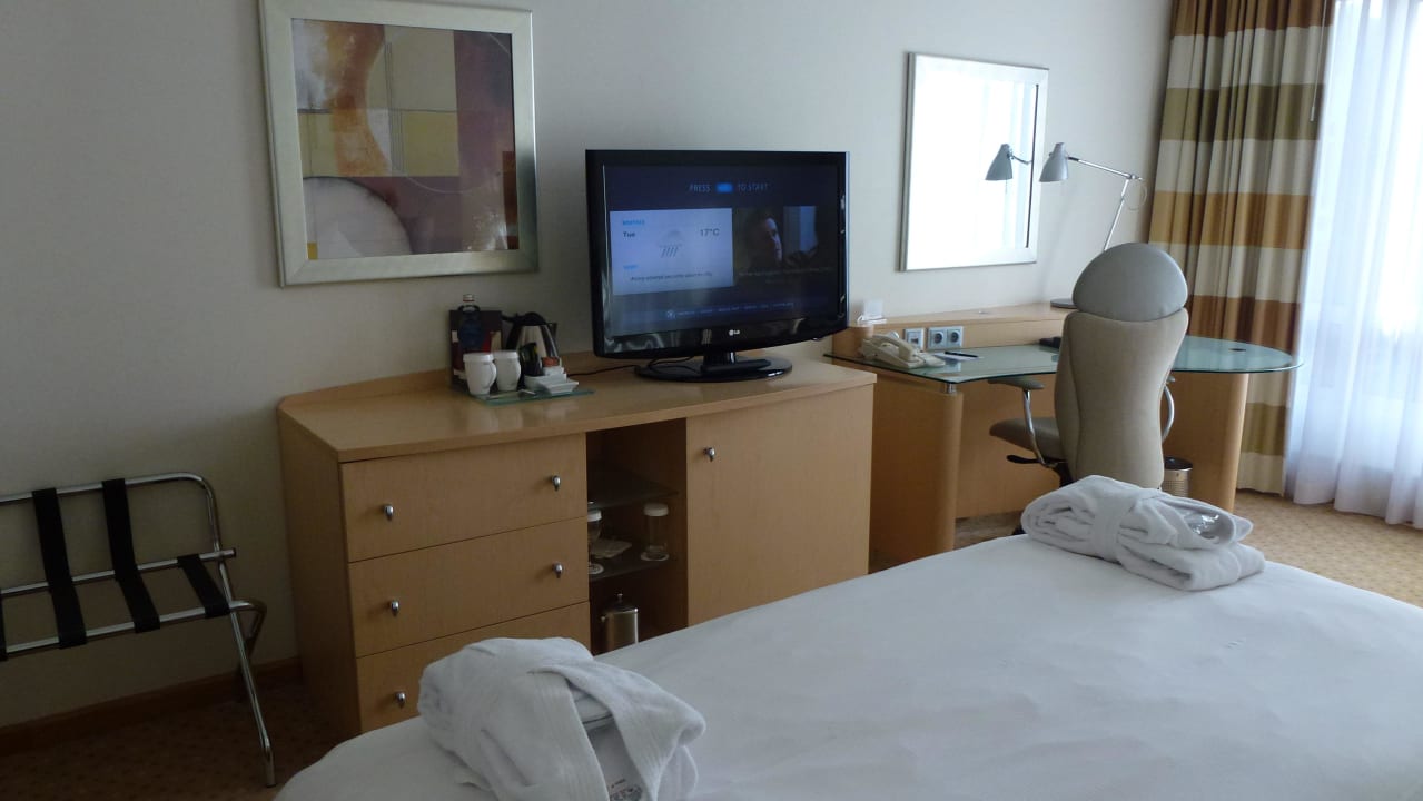 Arbeitstisch und Fernseher Hilton Munich City