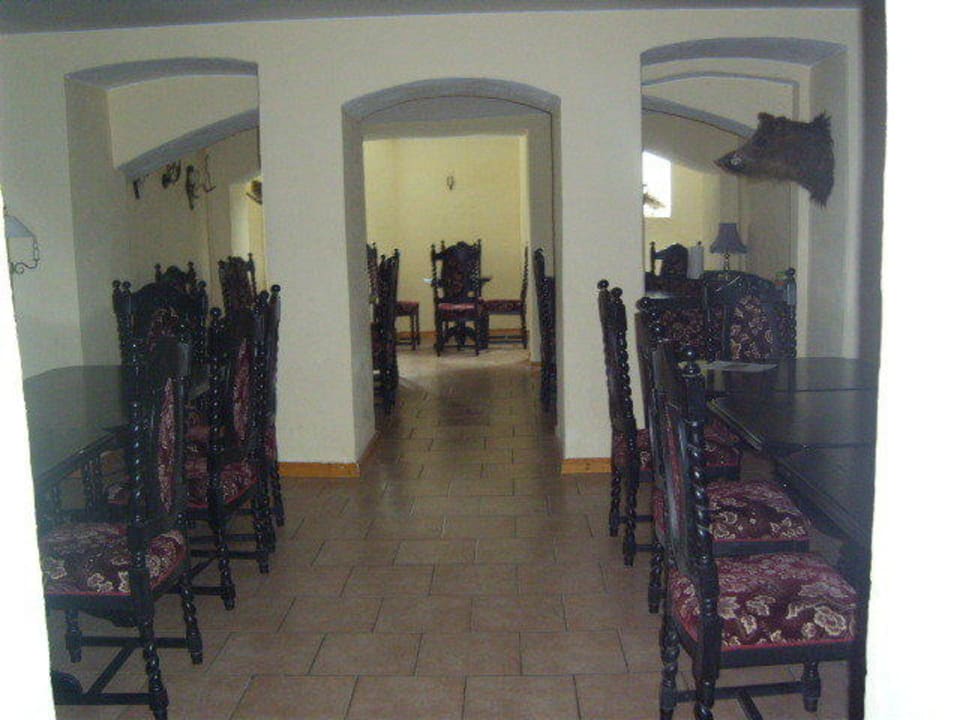 Gegenüber der Bar Schloss Schmuggerow