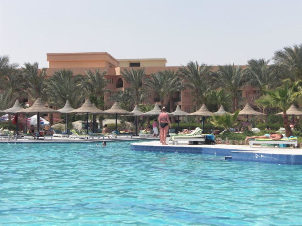 Blick über die Poolanlage Richtung T-Block Giftun Azur Resort