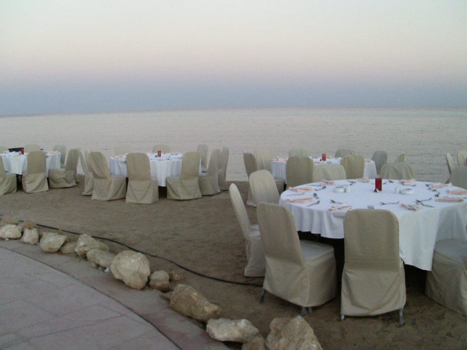 Abendessen am Strand The Breakers Diving & Surfing Lodge