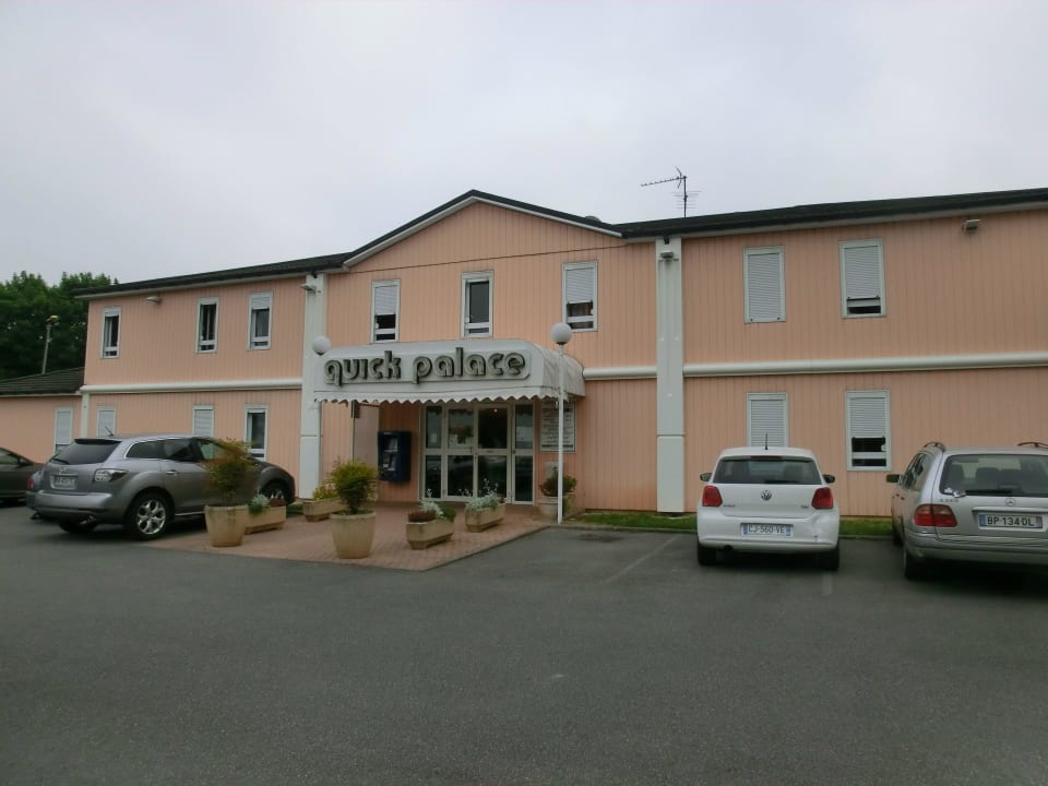 Parkplatz nachts geschlossen, mit Code Einfahrt Hotel Quick Palace Amiens Glisy