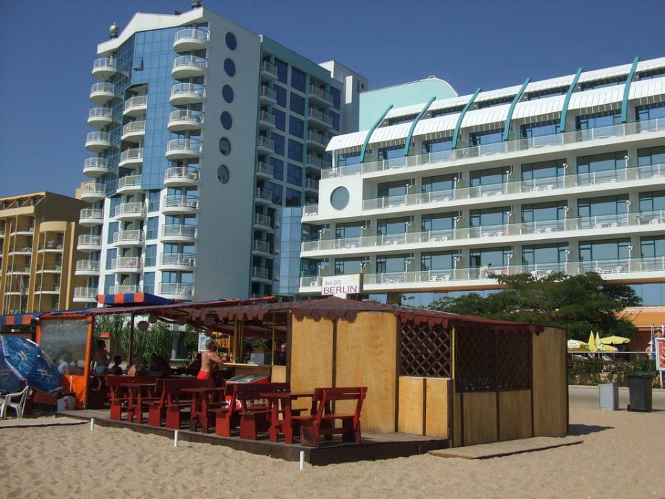Aussenansicht mit Nebengebäude Berlin Golden Beach