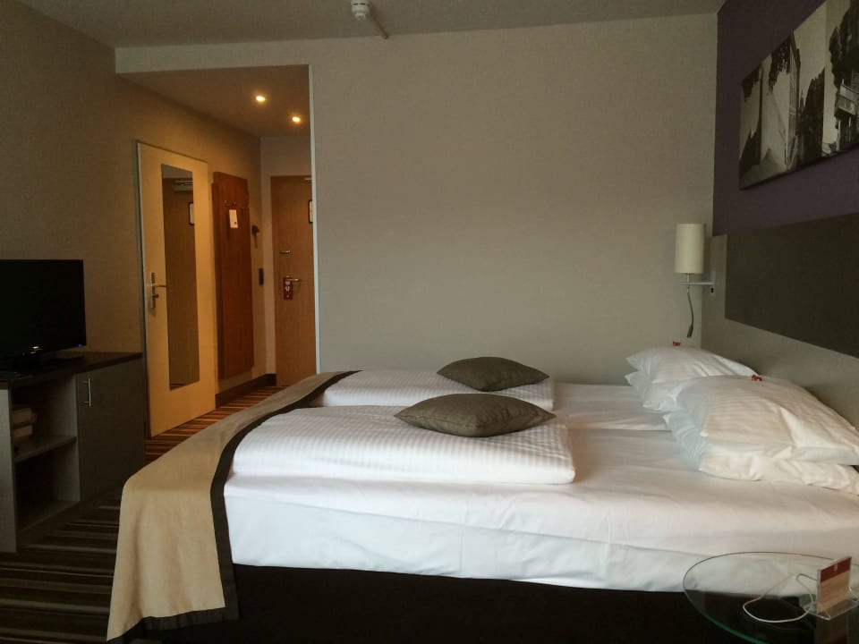 Bett und Blick auf Eingang/Flur Leonardo Hotel Hannover Airport