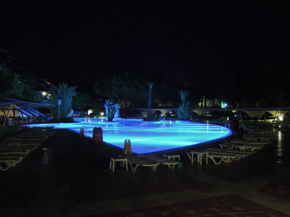 Pool bei Nacht Viking Park