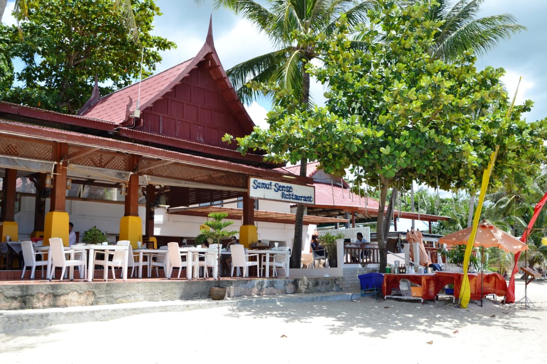 Widok z plazy na hotelowe patio  Samui Sense Beach Resort