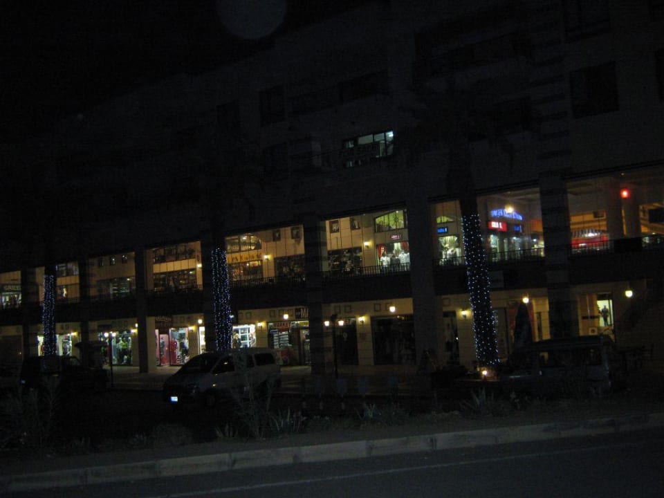 Eingangsbereich bei Dunkelheit Hotel Delphin Diva