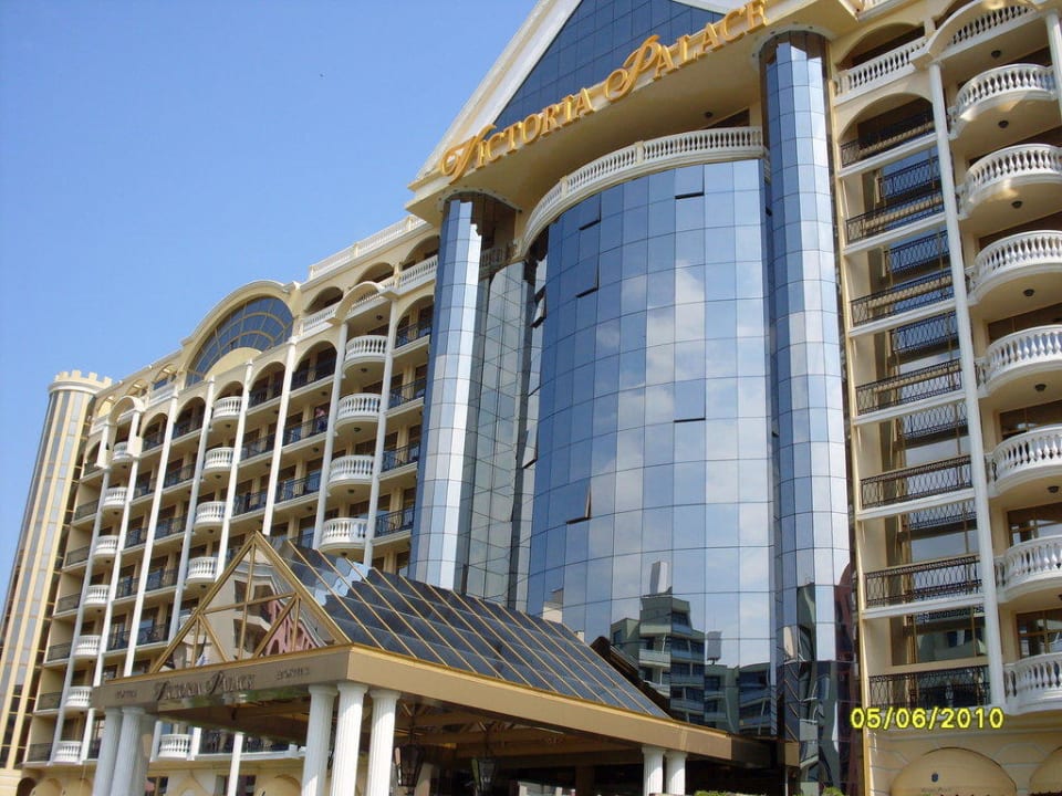 Haupteingang mit 2 gläsernenFahrstühlen und Fassad Imperial Palace Hotel