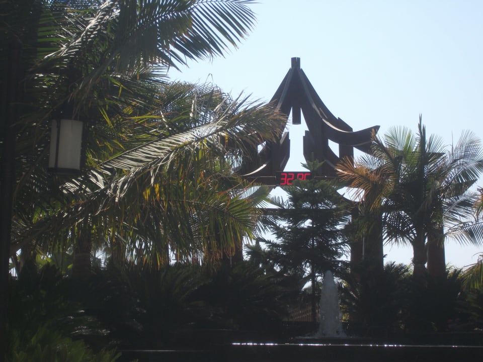 Die Uhr Hotel Royal Dragon